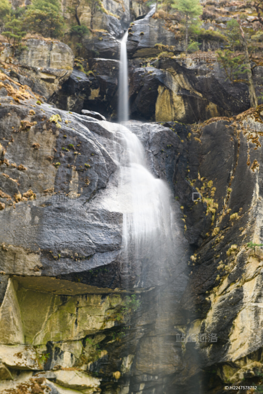 中国西藏日喀则市吉隆沟开热大瀑布