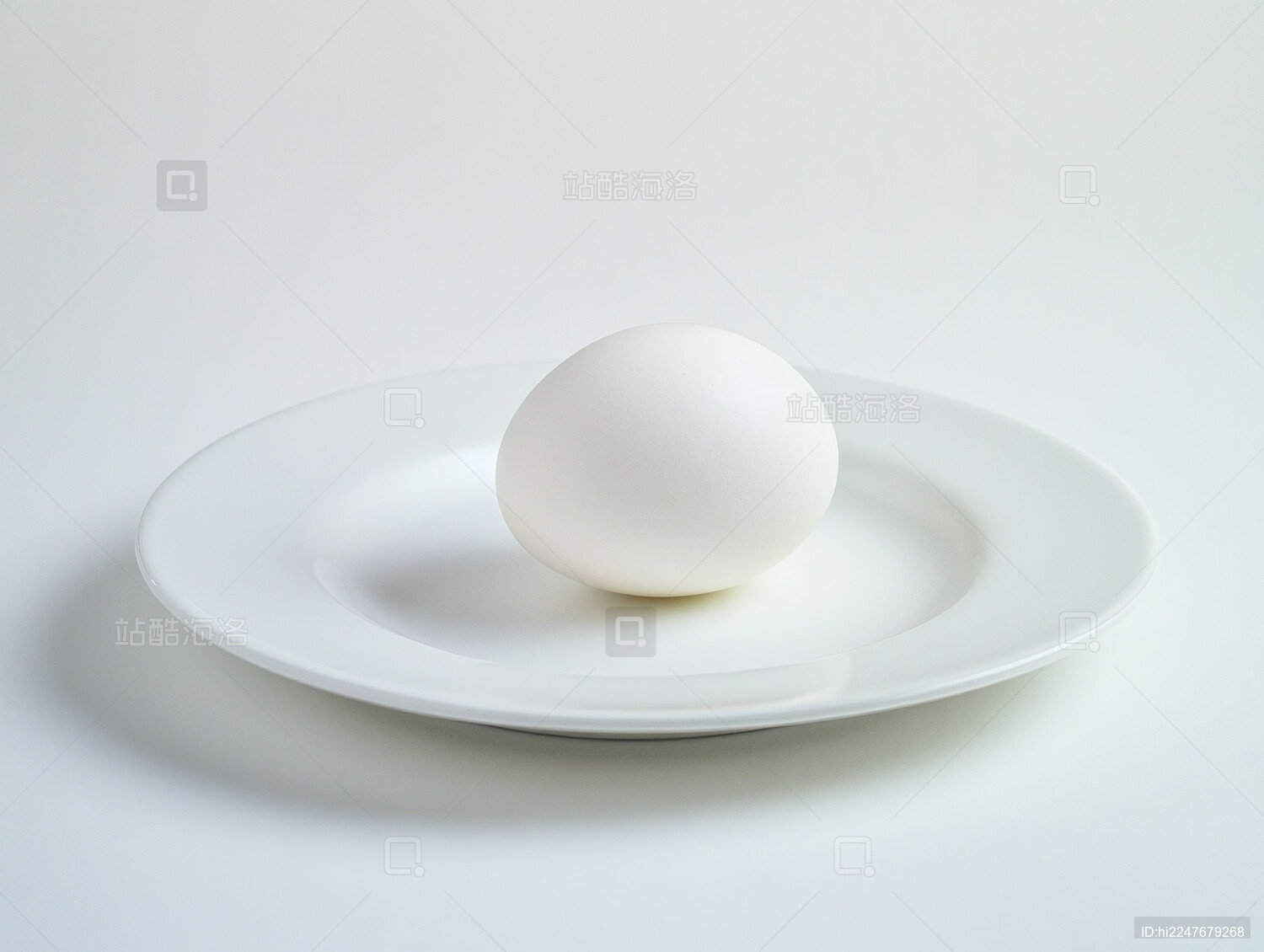白色鸡蛋在盘子里