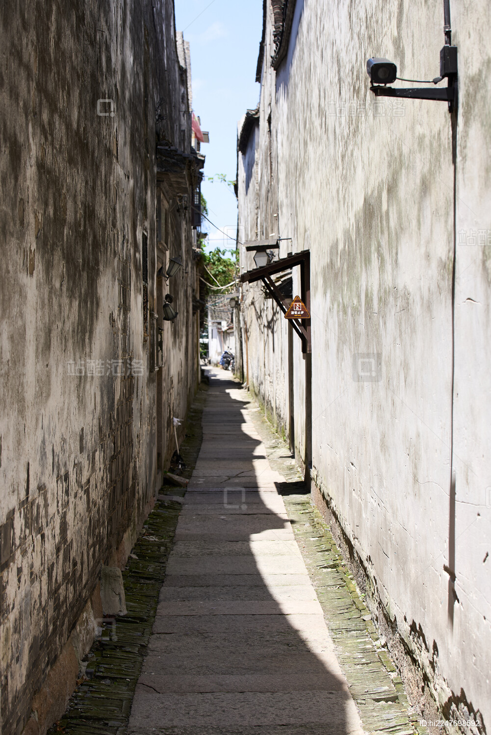 中国浙江嘉兴桐乡乌镇东栅景区的巷子
