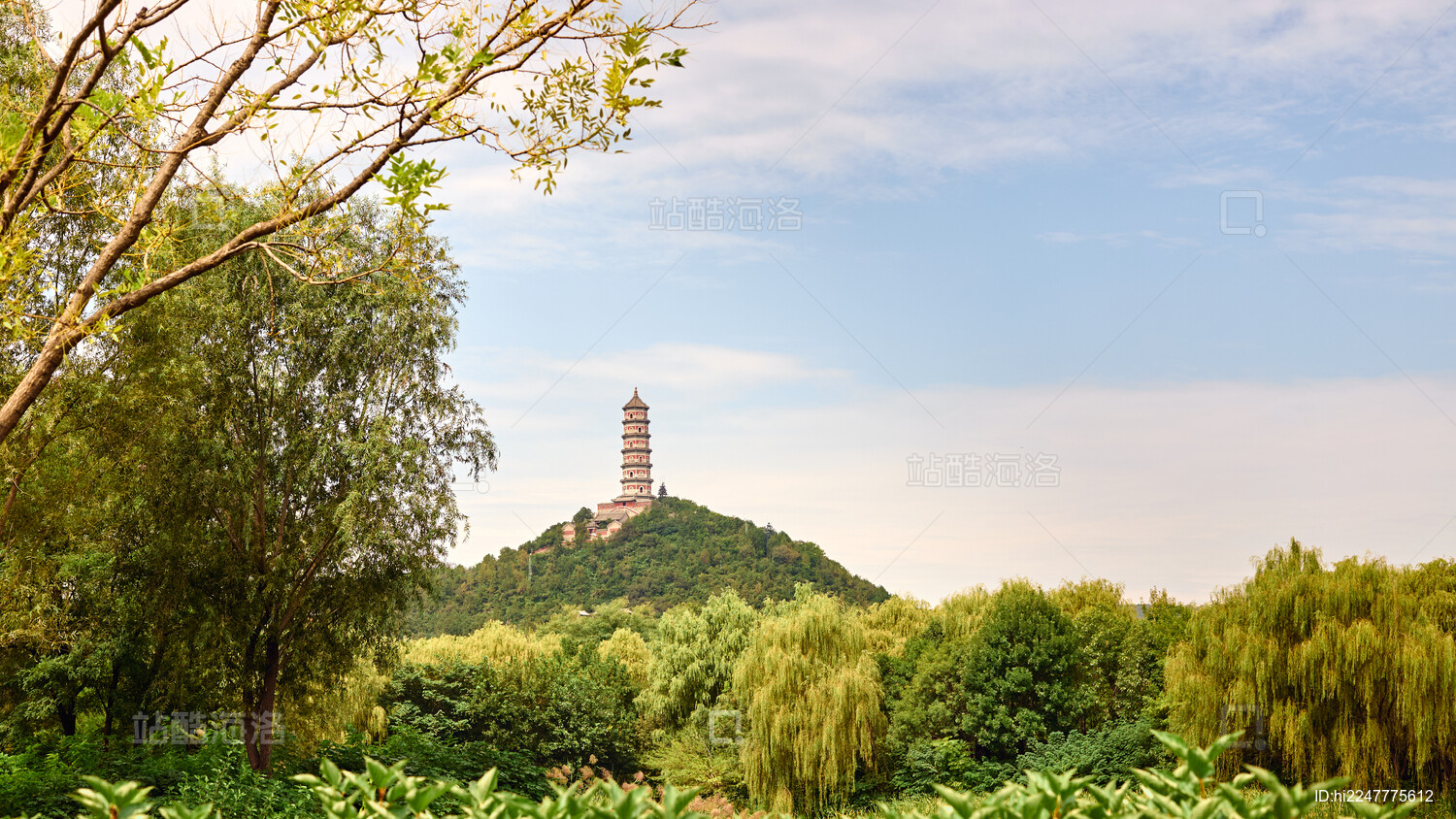 北京秋季玉泉山上的宝塔