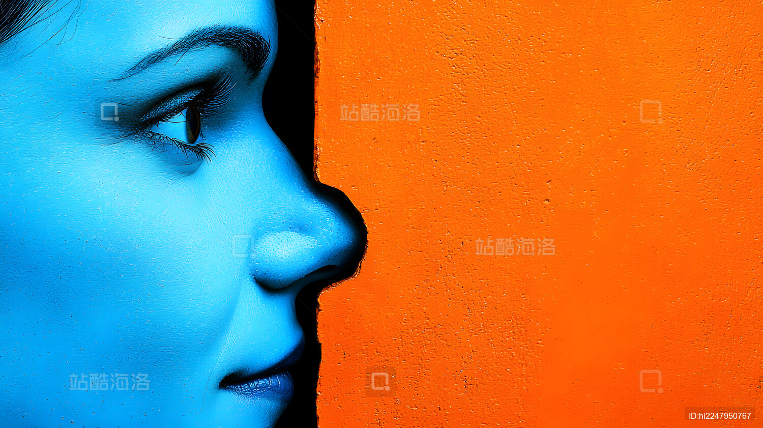一位脸上涂着蓝色颜料年轻女子侧脸