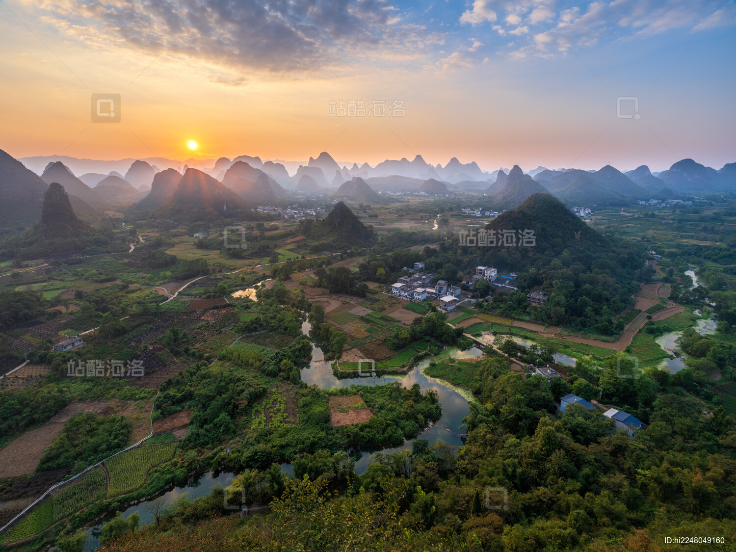 广西桂林翠屏五指山夕阳
