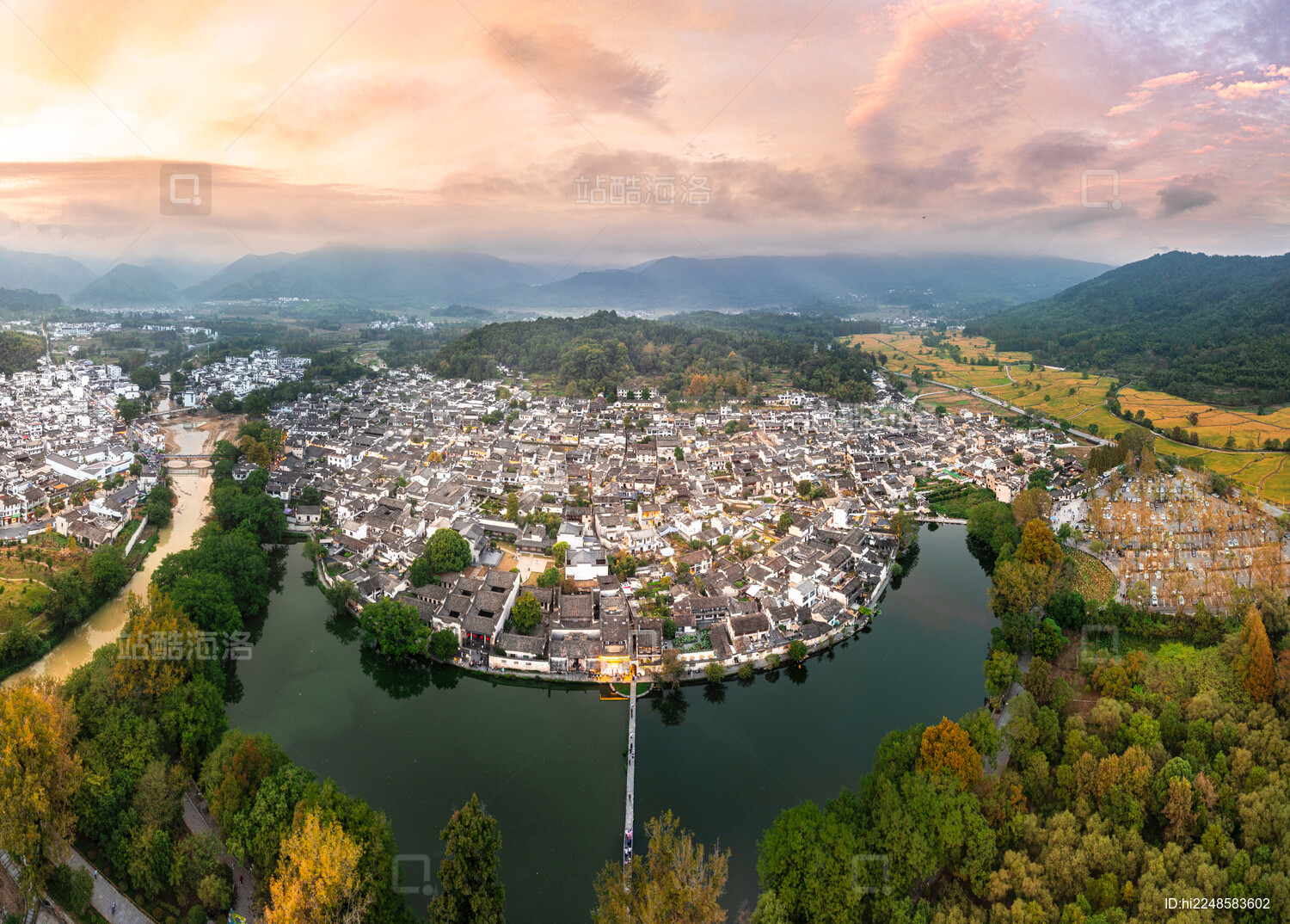 中国安徽黄山黟县宏村南湖日出航拍图