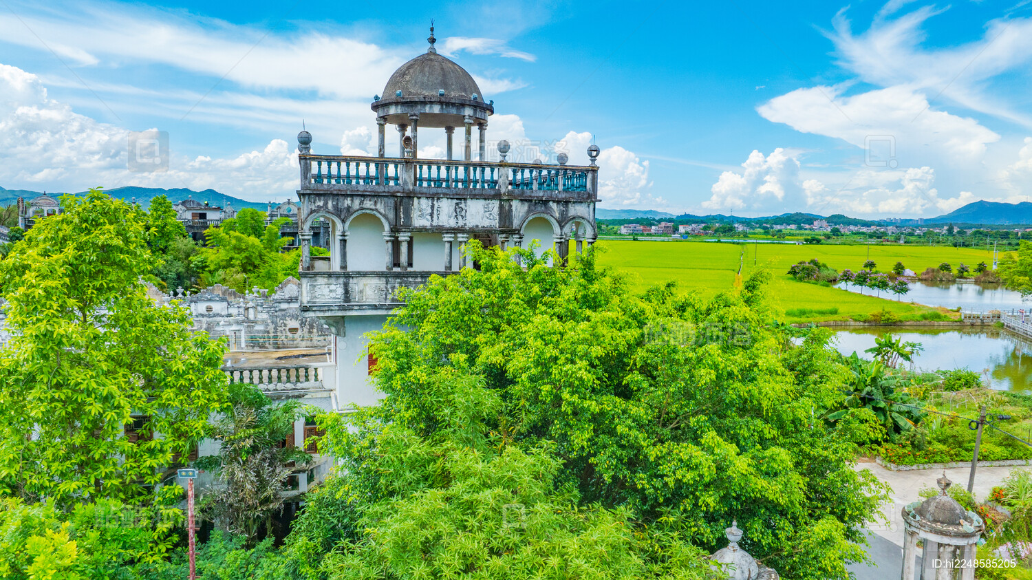 蓝天白云下的广东江门开平碉楼群碉庄