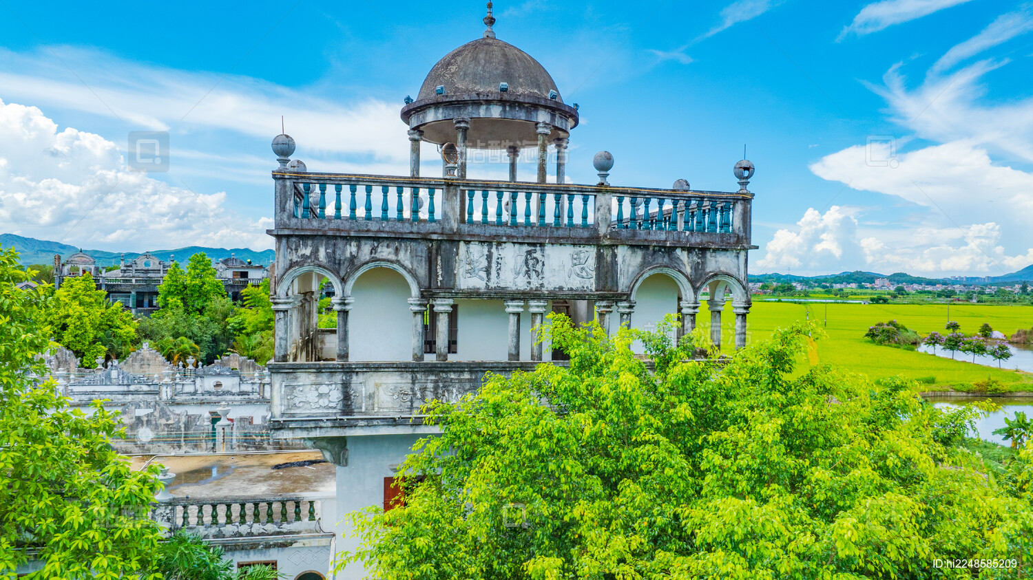 蓝天白云下的广东江门开平碉楼群碉庄