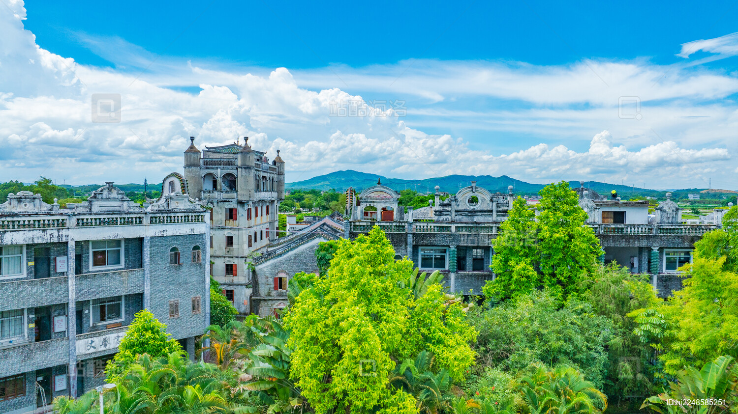 蓝天白云下的广东江门开平碉楼群碉庄