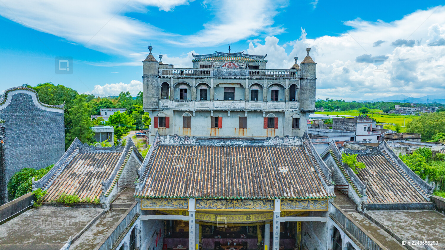 蓝天白云下的广东江门开平碉楼群碉庄