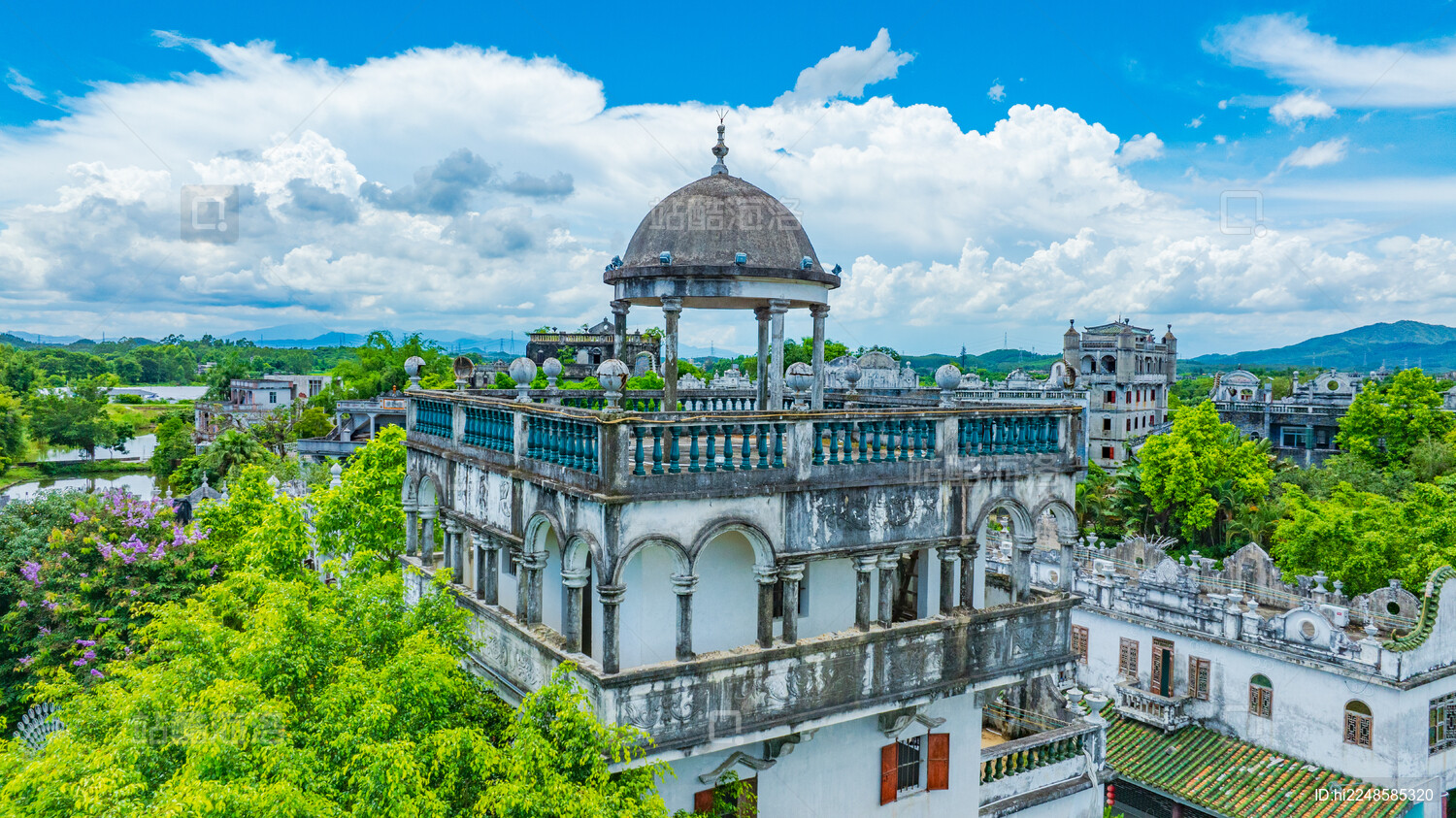 蓝天白云下的广东江门开平碉楼群碉庄