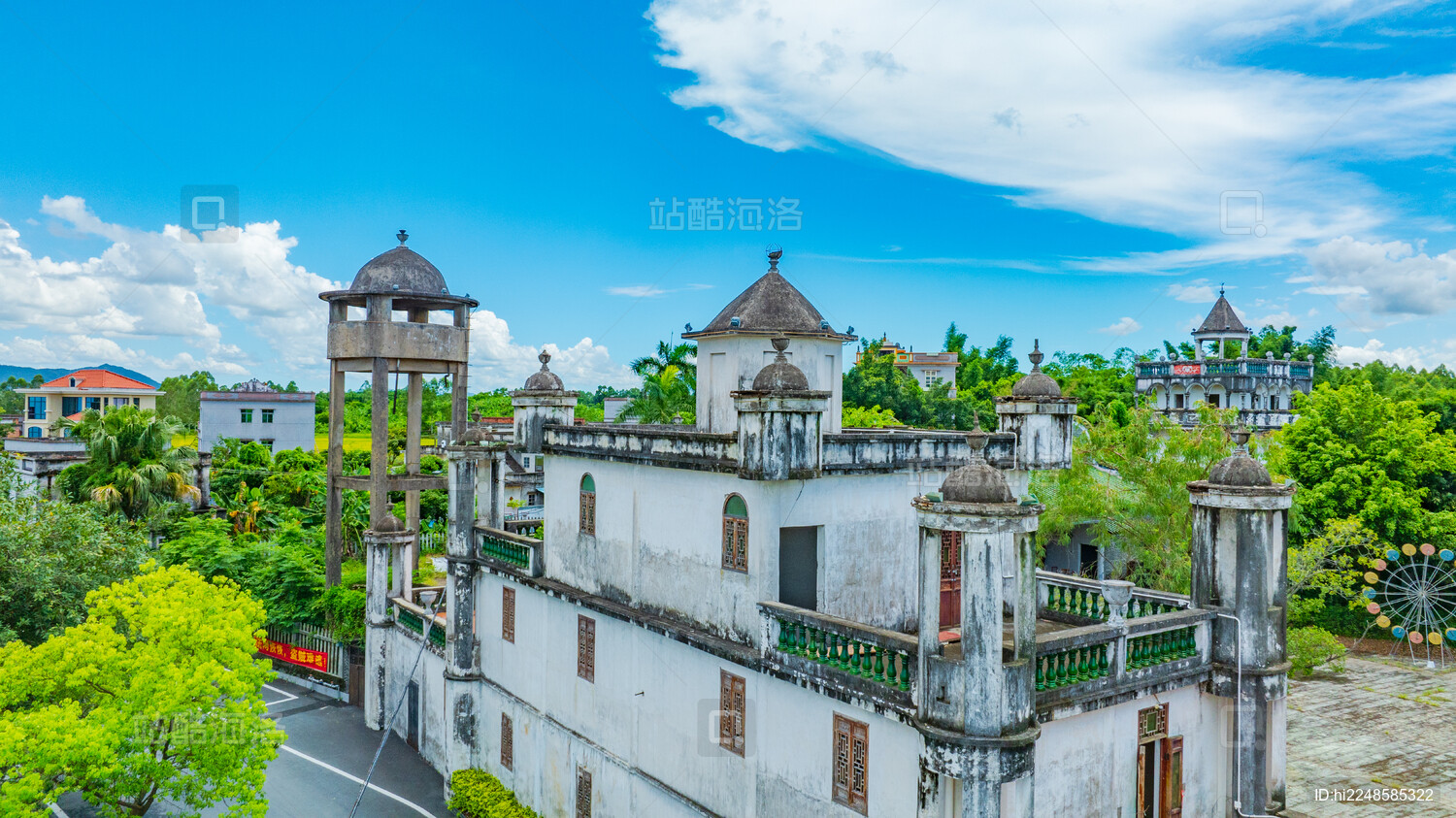 蓝天白云下的广东江门开平碉楼群碉庄