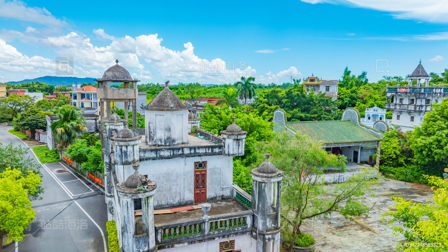 蓝天白云下的广东江门开平碉楼群碉庄