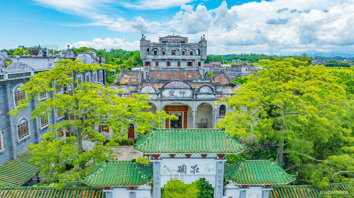 蓝天白云下的广东江门开平碉楼群碉庄