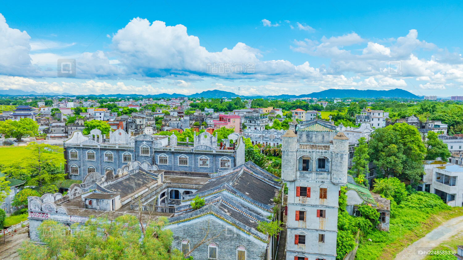 蓝天白云下的广东江门开平碉楼群碉庄