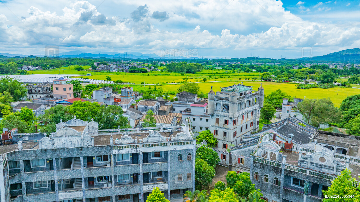 蓝天白云下的广东江门开平碉楼群碉庄