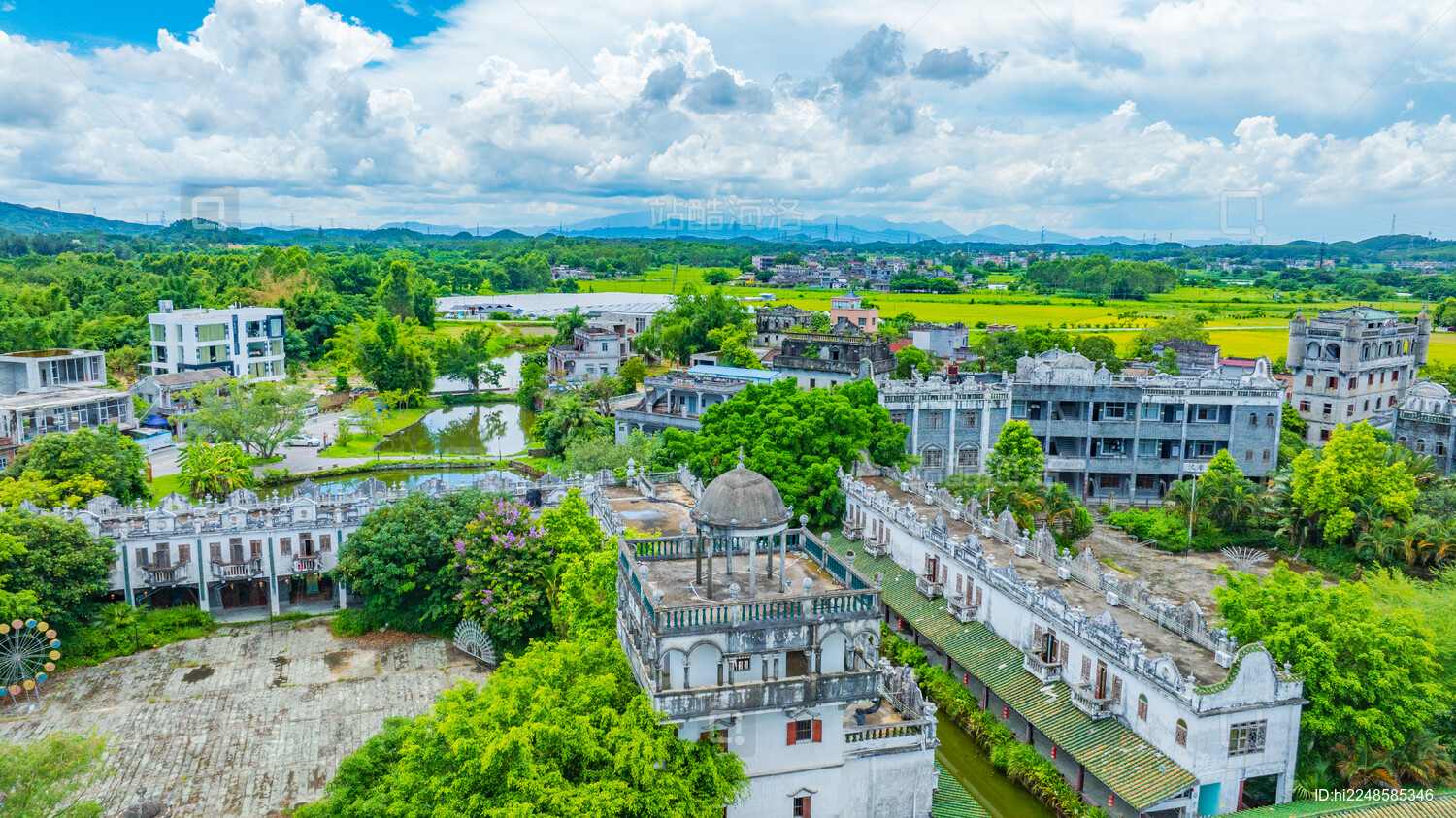 蓝天白云下的广东江门开平碉楼群碉庄