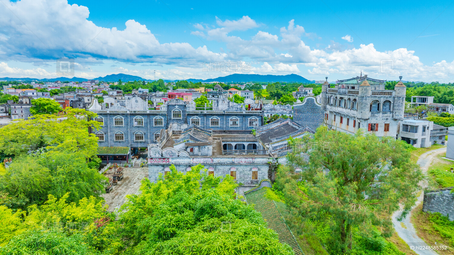 蓝天白云下的广东江门开平碉楼群碉庄