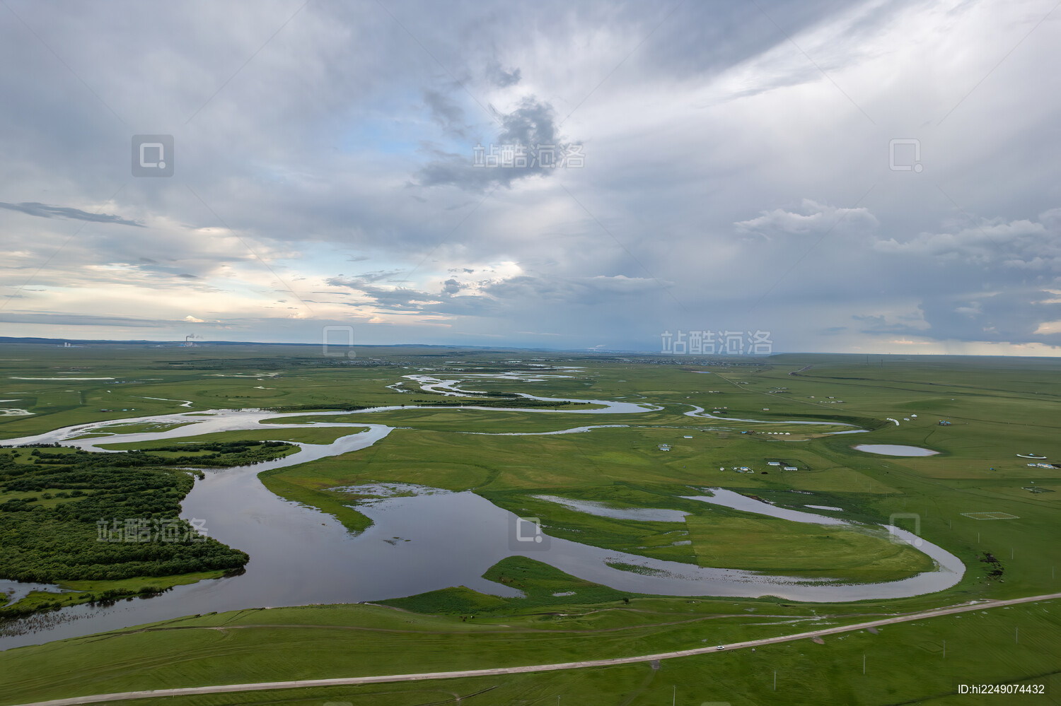 内蒙古呼伦贝尔大草原夏季河道日落航拍