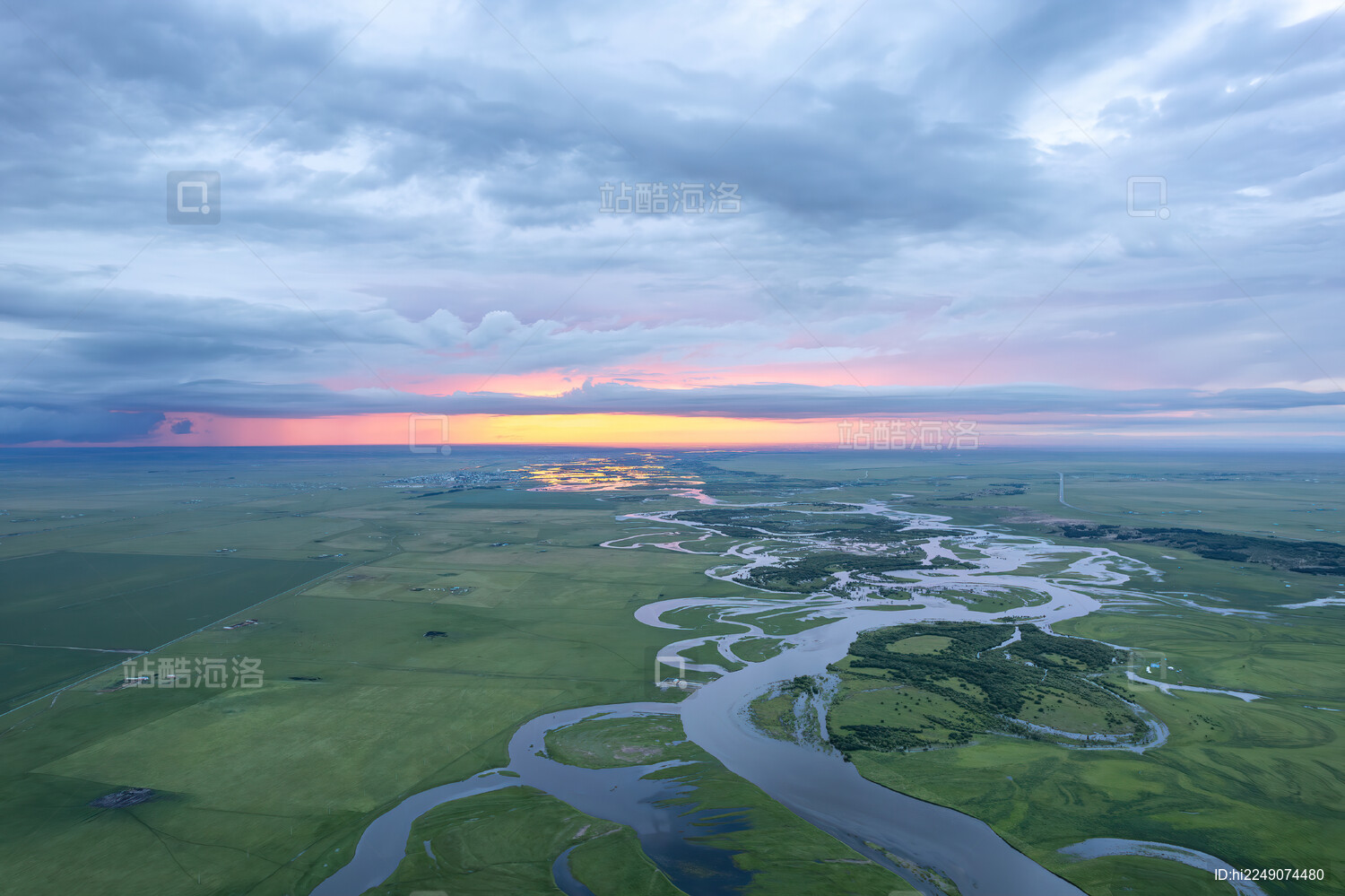 内蒙古呼伦贝尔大草原夏季河道日落航拍