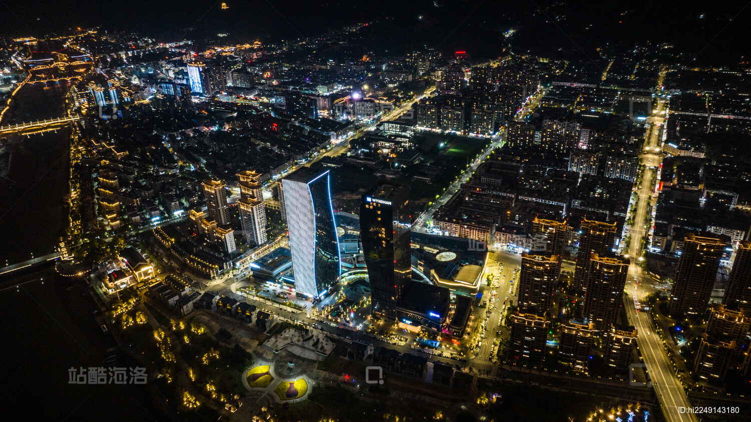 浙江丽水龙泉市夜景万达广场灯火通明