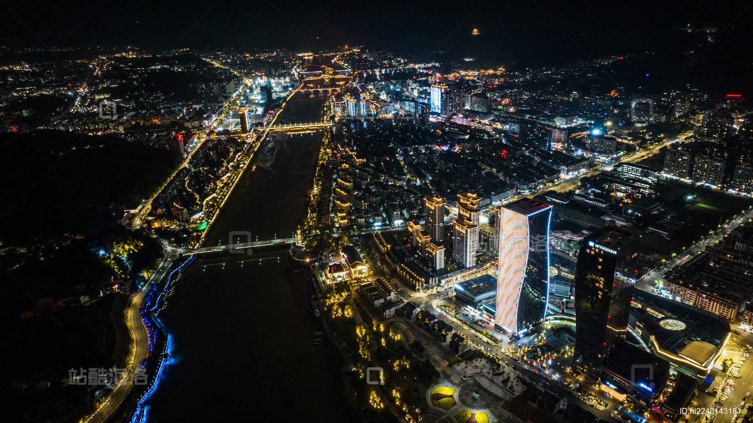 浙江丽水龙泉市夜景万达广场灯火通明