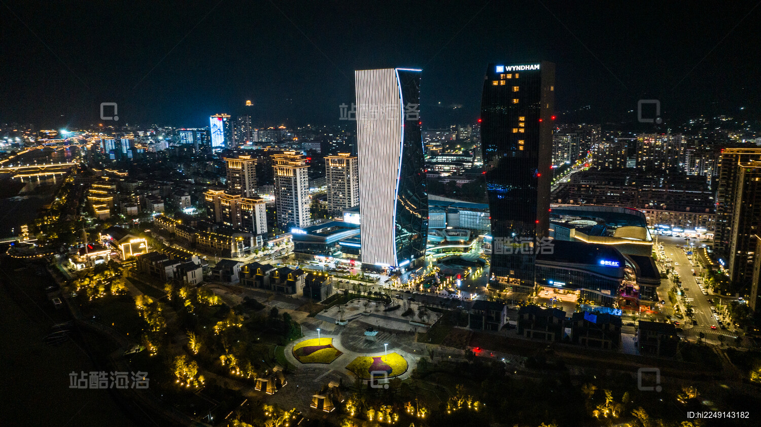 浙江丽水龙泉市夜景万达广场灯火通明