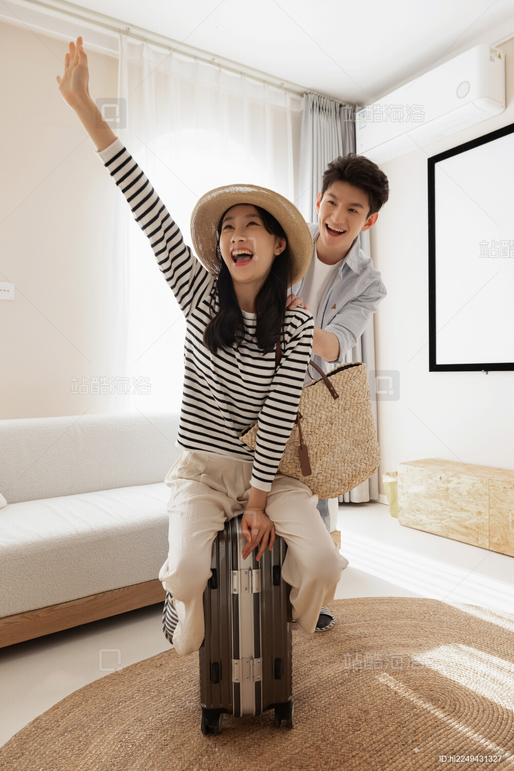 一对年轻情侣收拾行李准备旅游