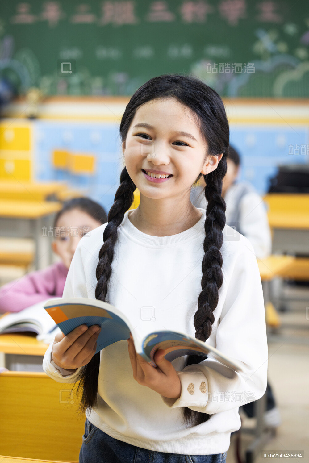 一位小学女生站着回答问题