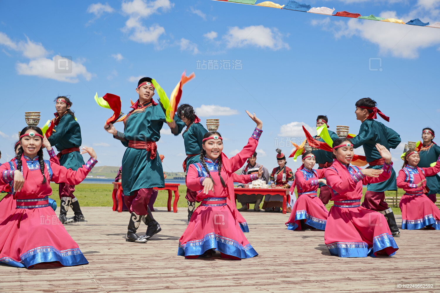 那达慕大会上表演的蒙古族传统舞蹈