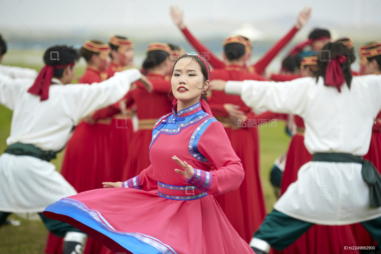 那达慕大会上表演的蒙古族传统舞蹈
