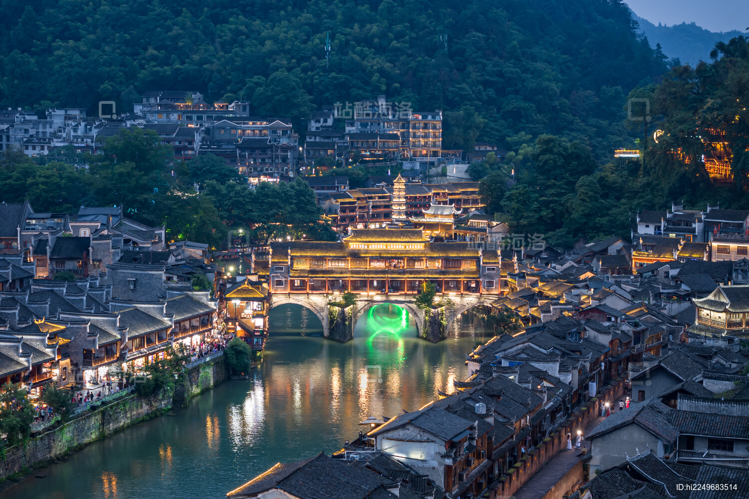 湖南湘西凤凰古城夜景