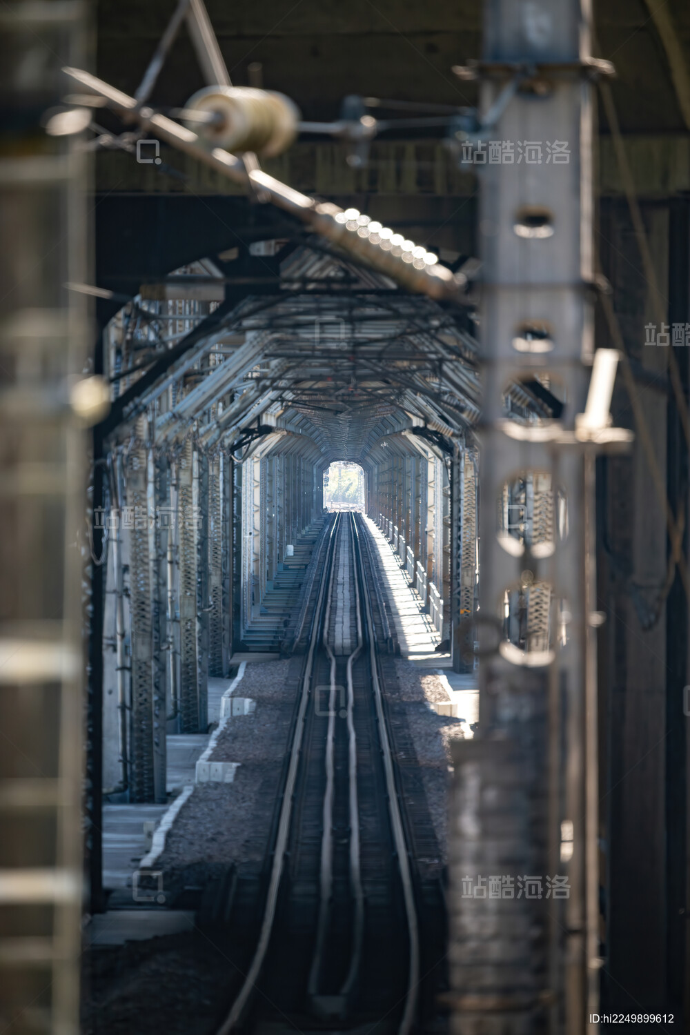 浙江杭州隧道铁轨上的飞驰的火车交通运输