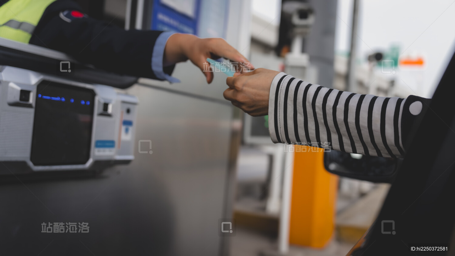 通过手拉手互动展现无缝通行费支付体验