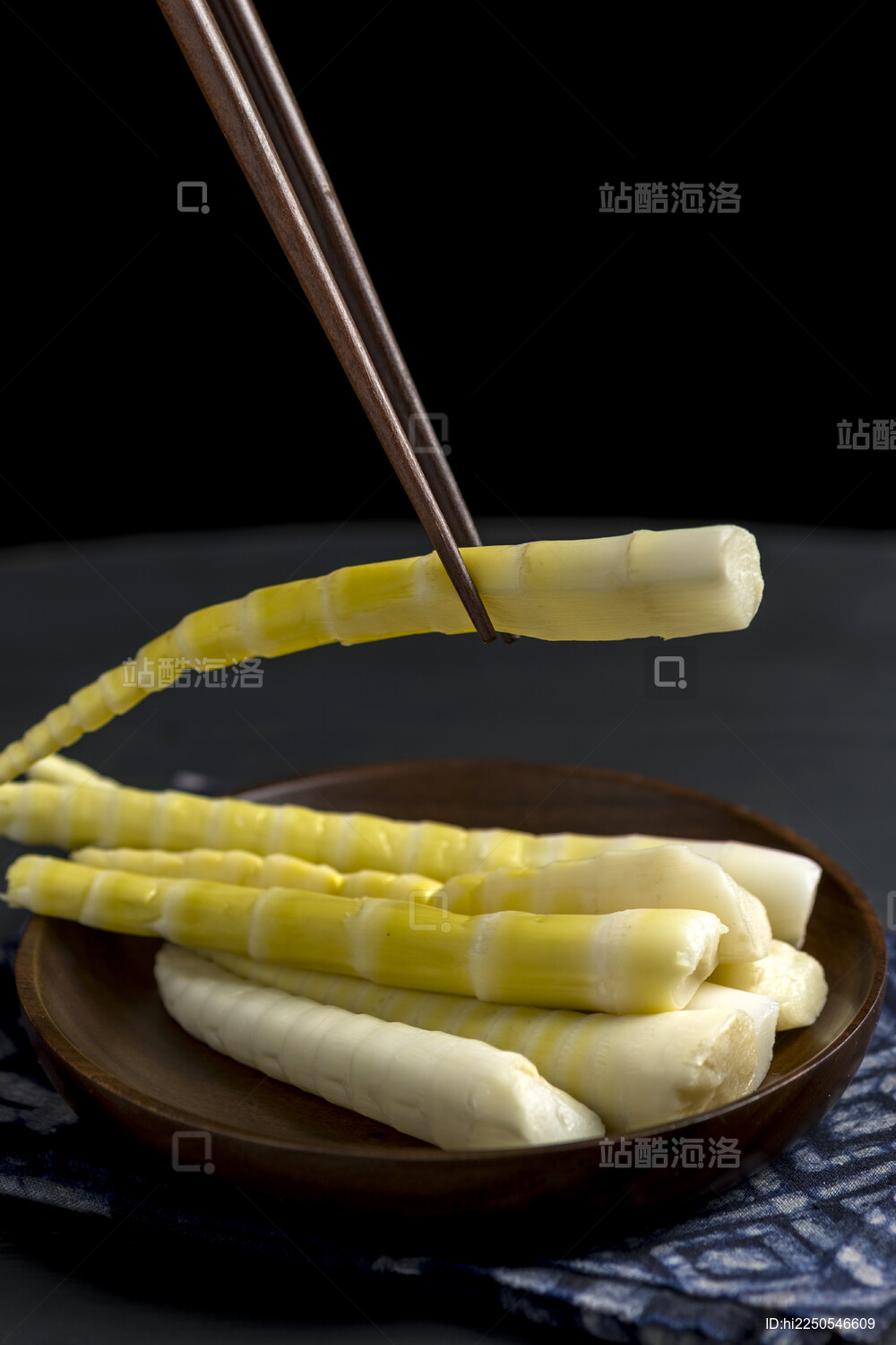 一盘竹笋摆放在桌面上特写