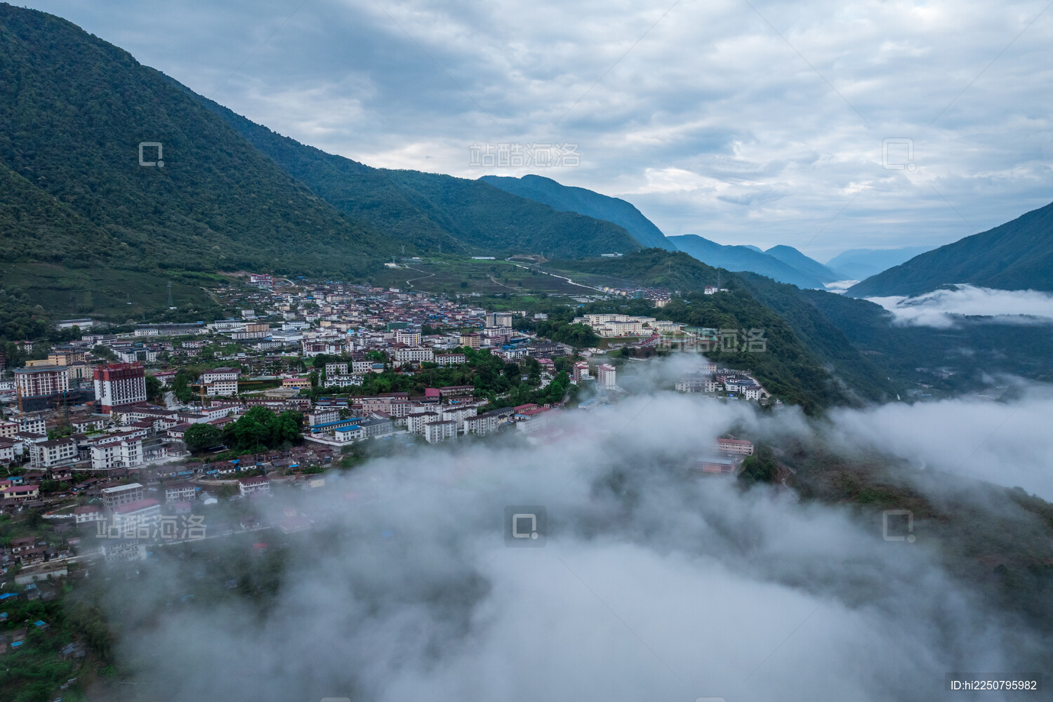 中国西藏林芝墨脱县城市雅鲁藏布江航拍风光