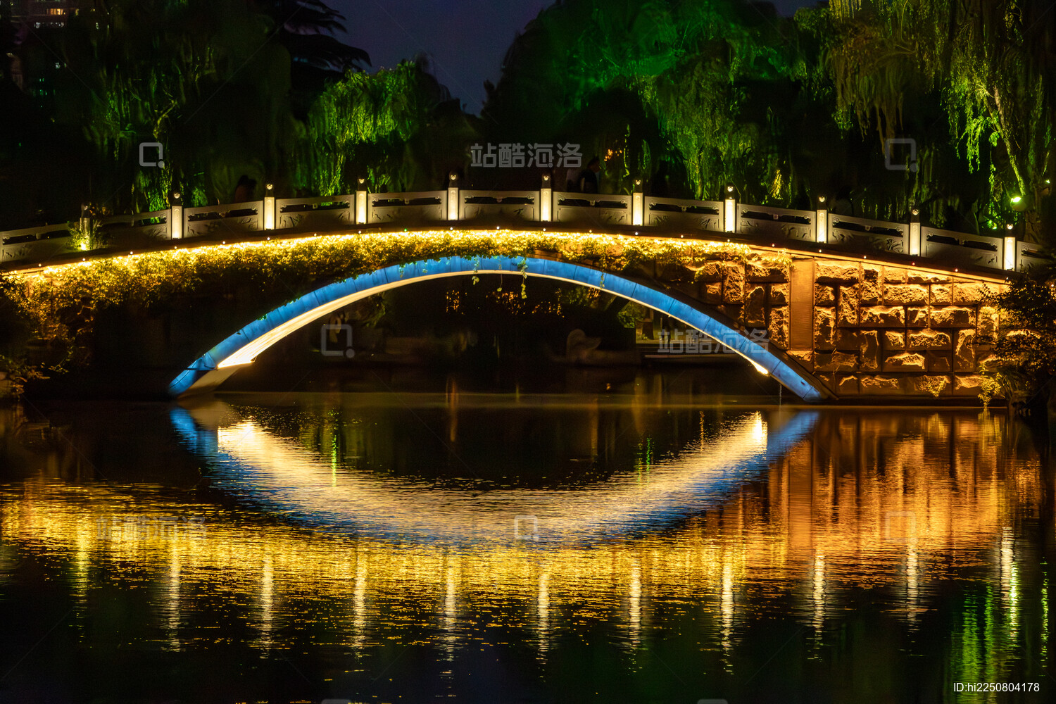 山东济南大明湖景区夜色古桥倒影