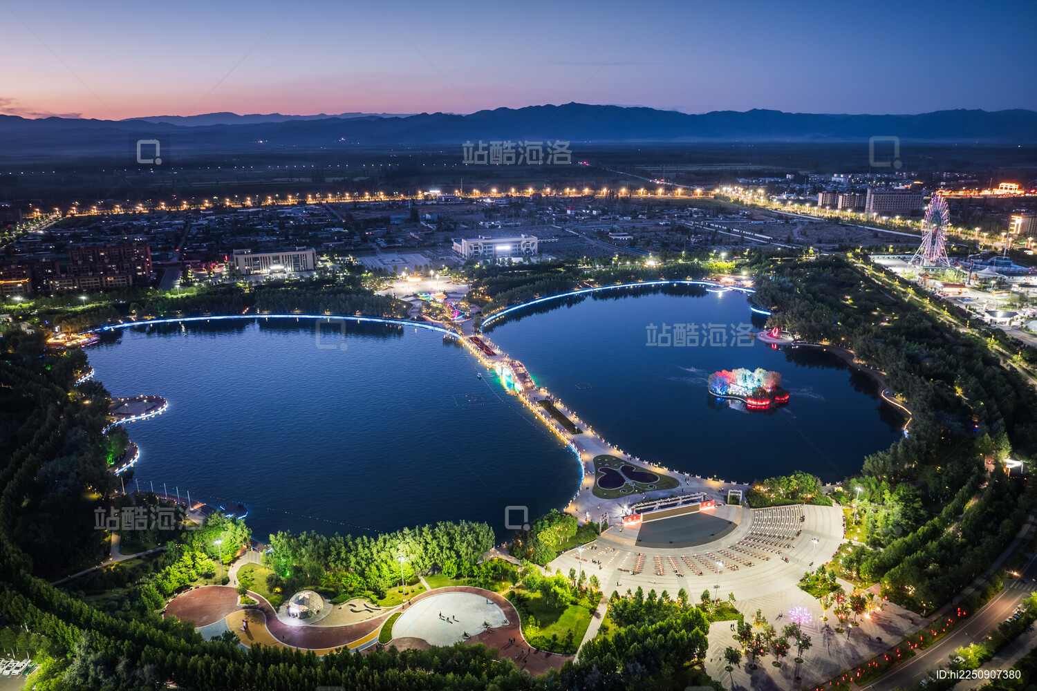 中国新疆伊犁巩留县蝶湖风景区城市夜景风光