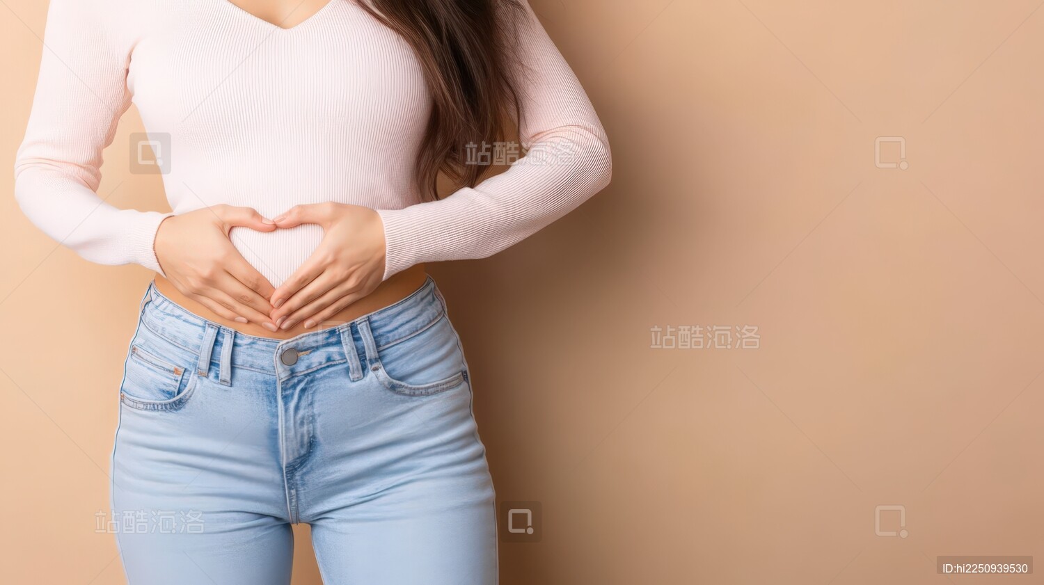 温柔女子轻抚腹部