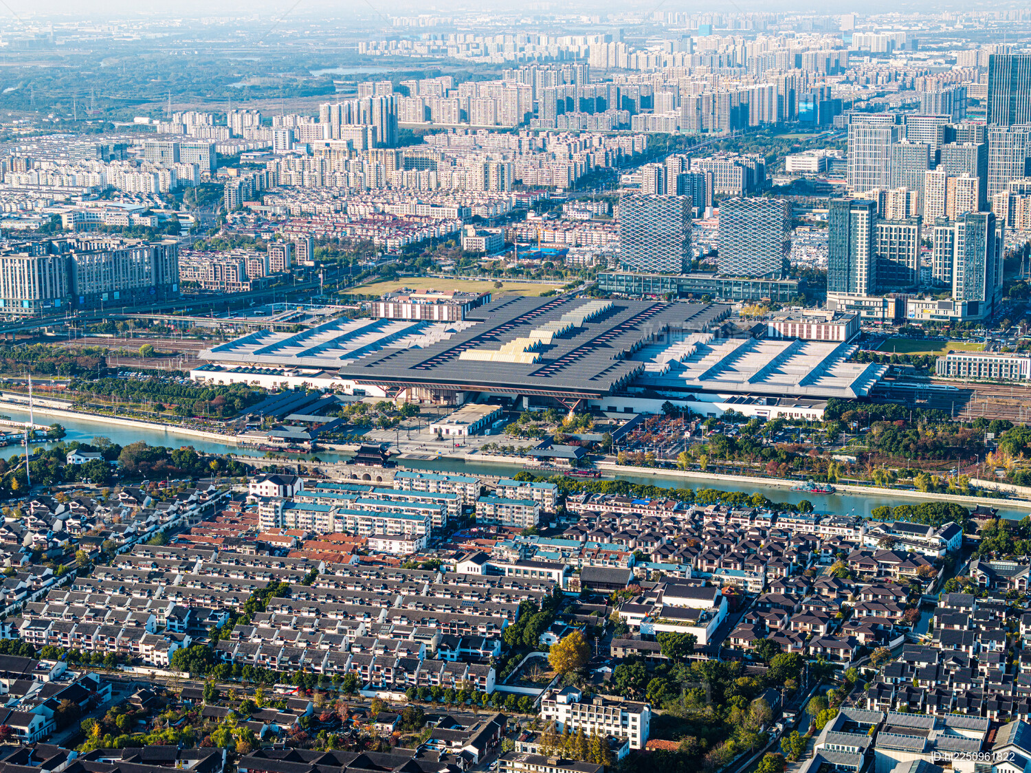 中国江苏苏州火车站航拍风光