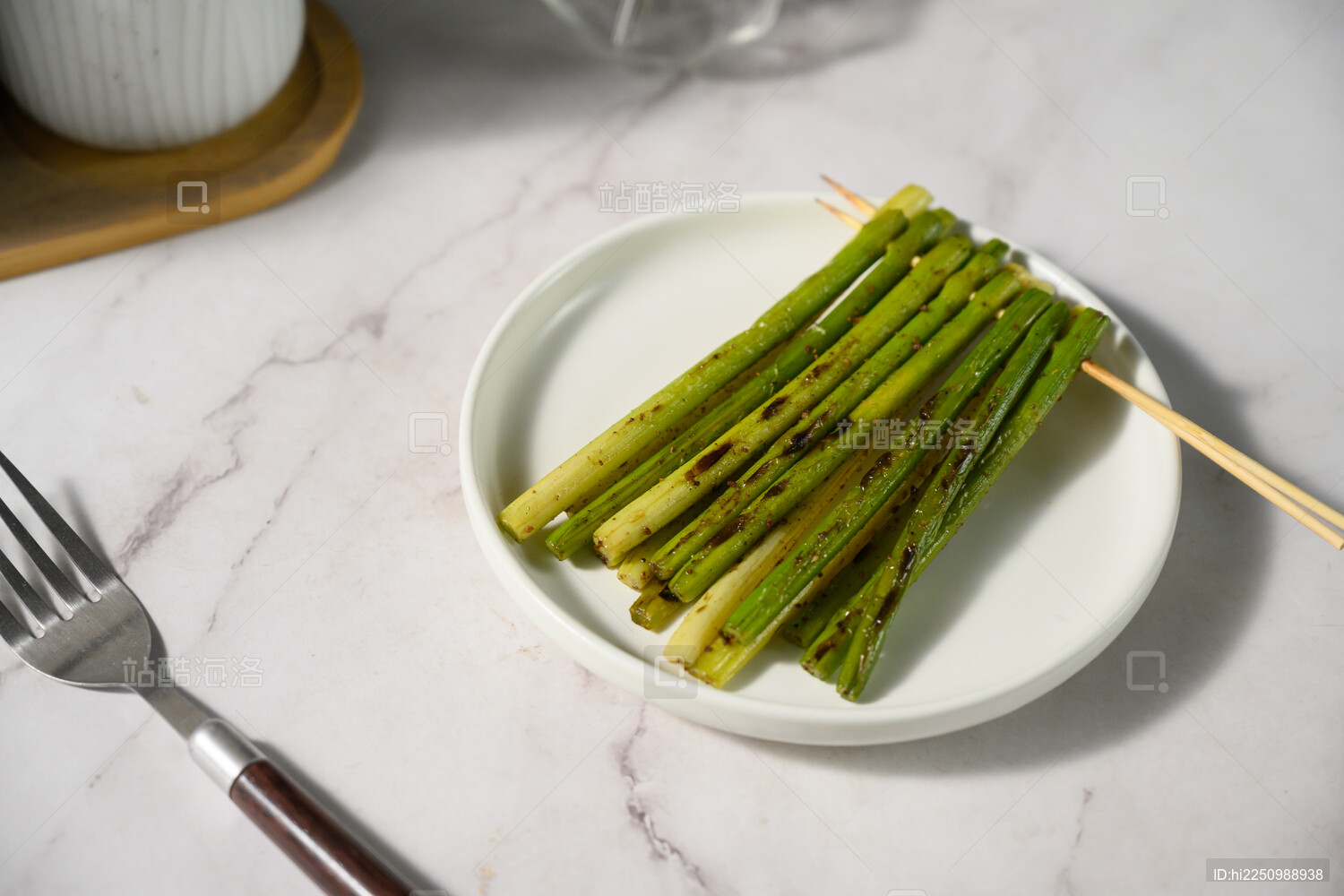 桌面上的盘子里的美味可口的烤蒜芯