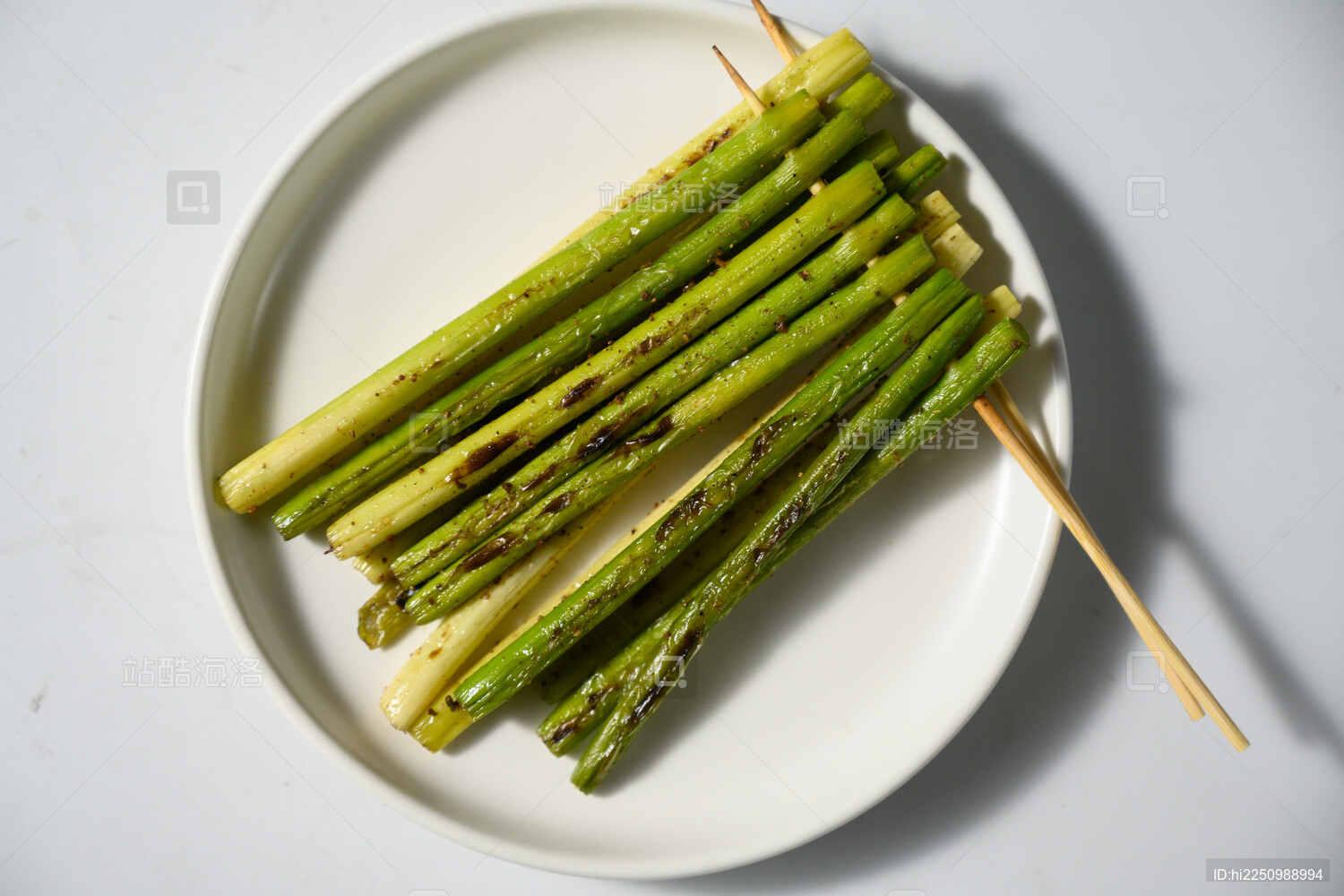 桌面上的盘子里的美味可口的烤蒜芯
