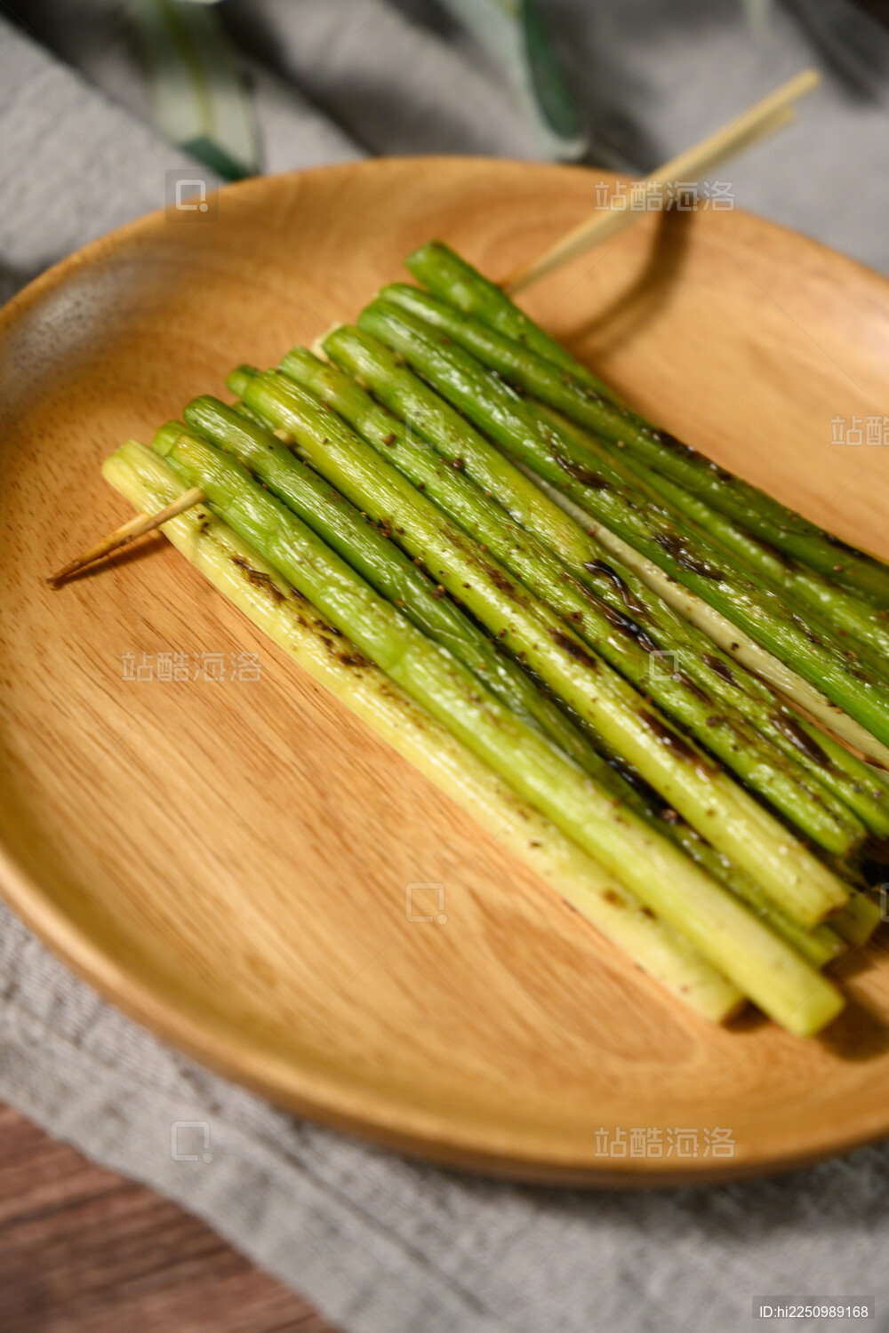 桌面上的盘子里的美味可口的烤蒜芯