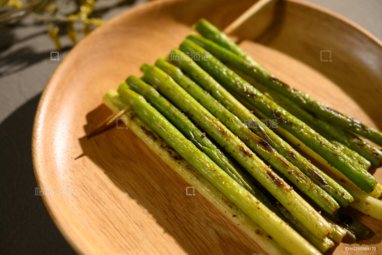 桌面上的盘子里的美味可口的烤蒜芯
