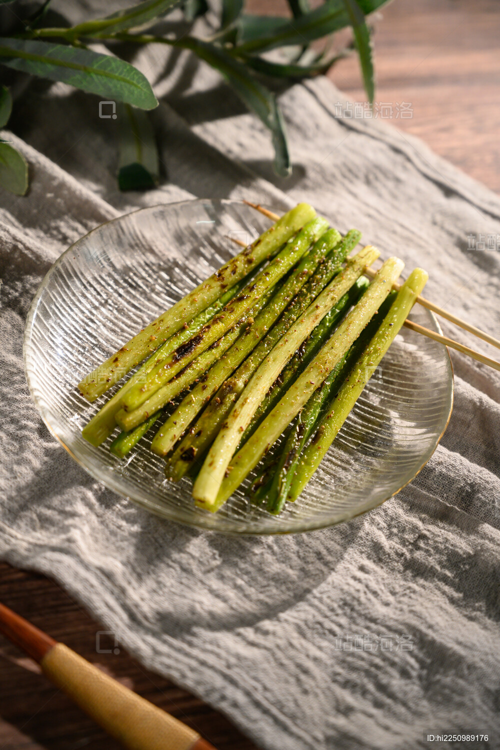 桌面上的盘子里的美味可口的烤蒜芯