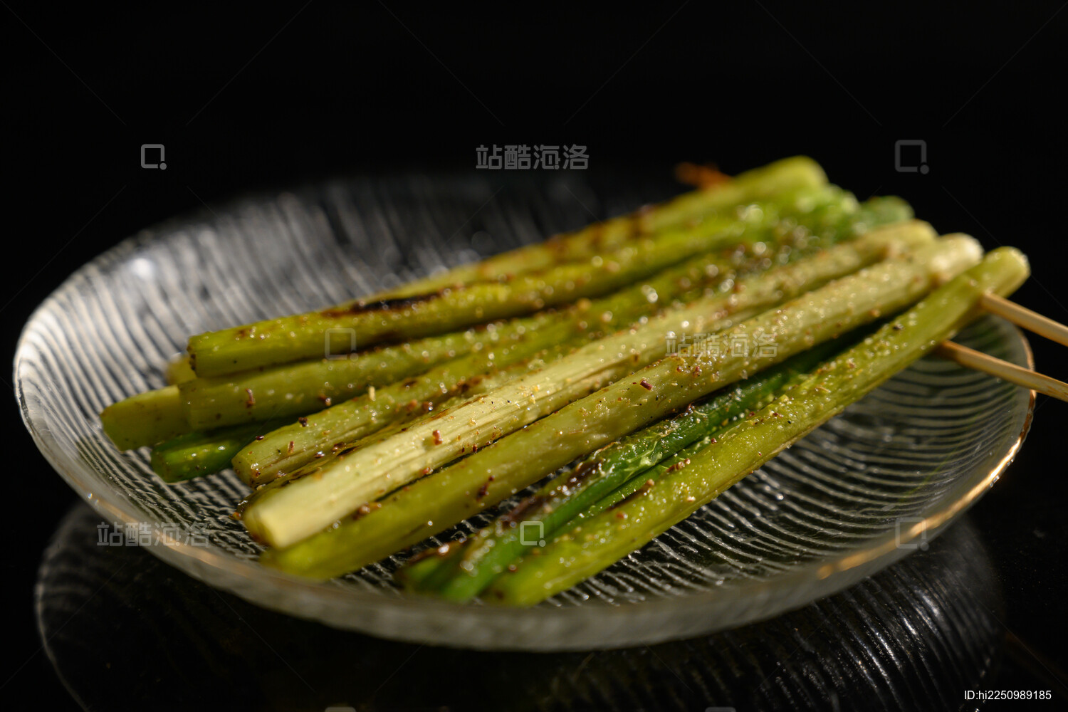 桌面上的盘子里的美味可口的烤蒜芯