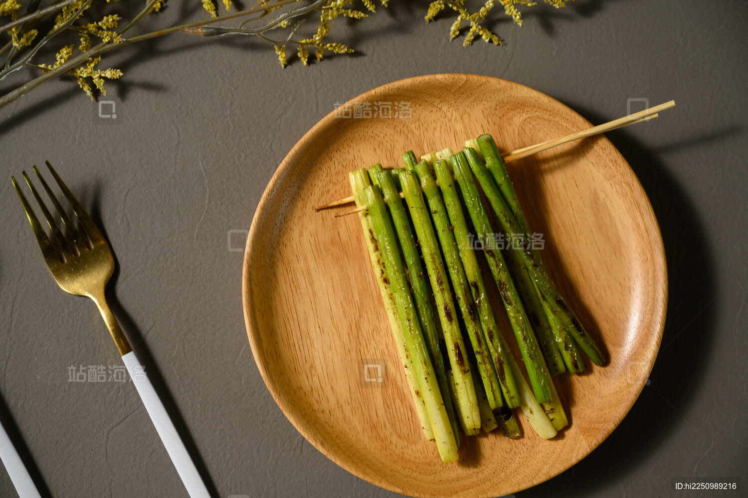 桌面上的盘子里的美味可口的烤蒜芯