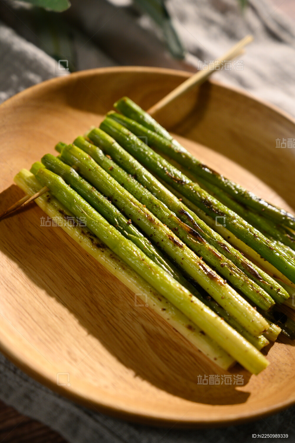 桌面上的盘子里的美味可口的烤蒜芯