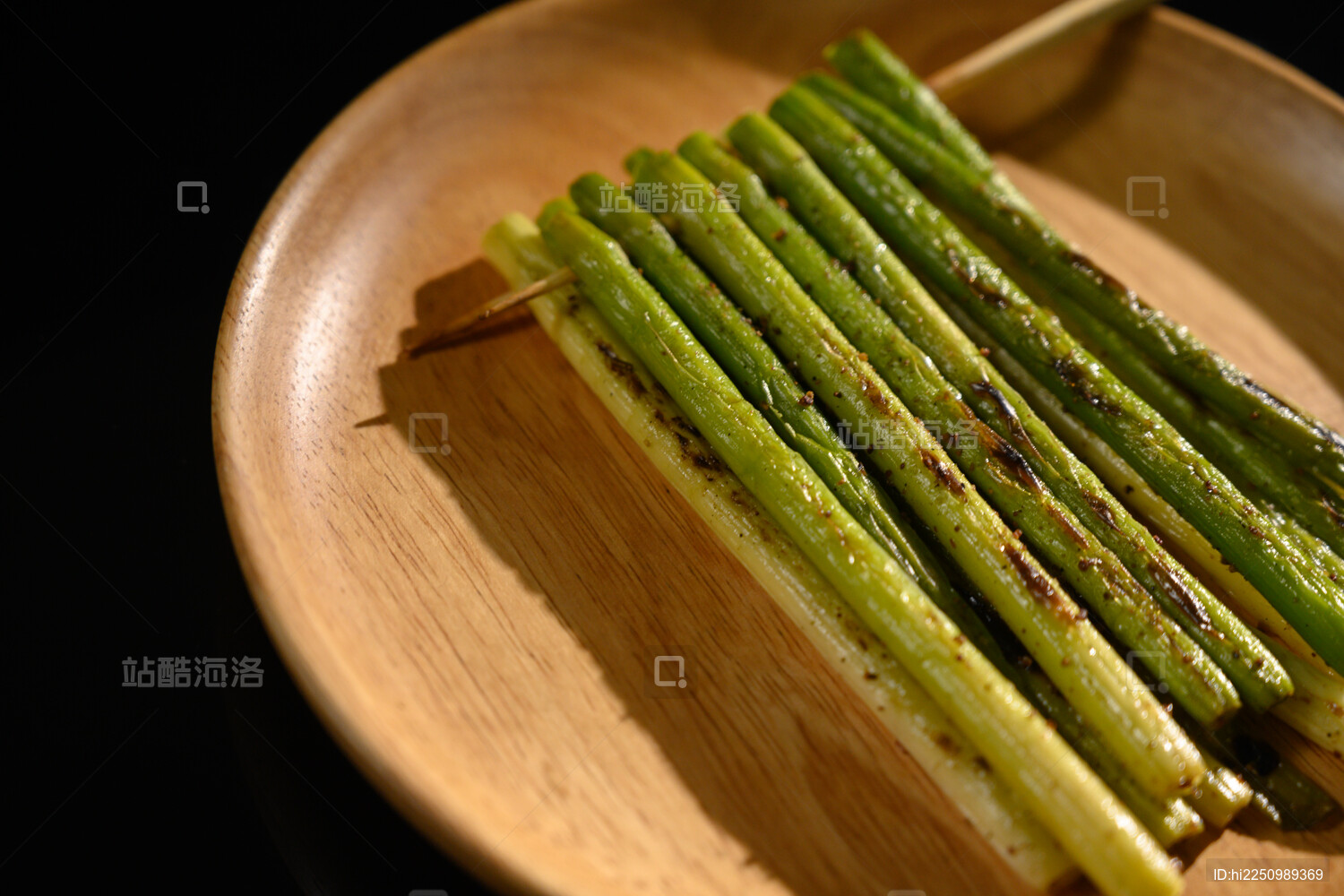 桌面上的盘子里的美味可口的烤蒜芯