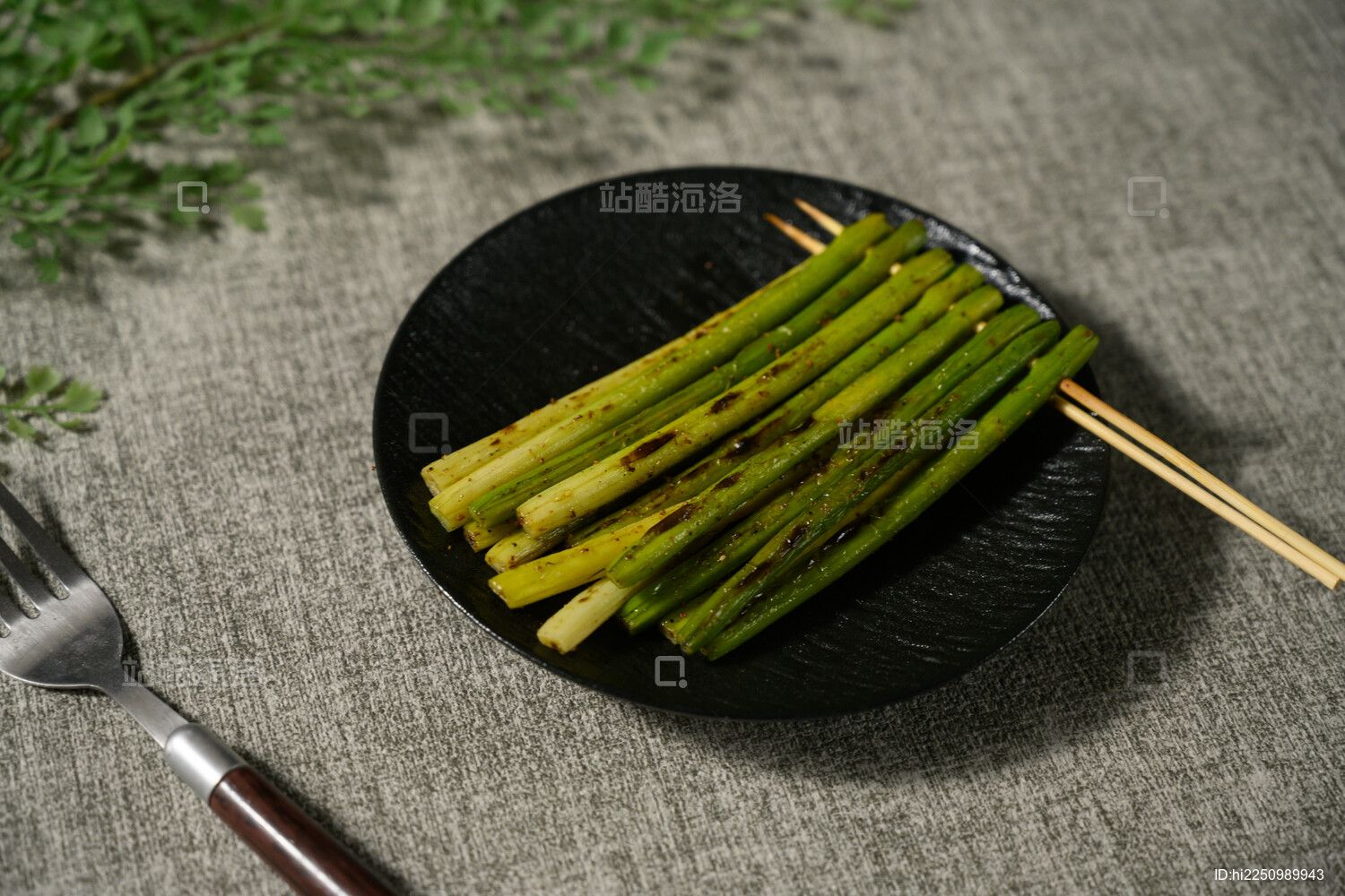 桌面上的盘子里的美味可口的烤蒜芯