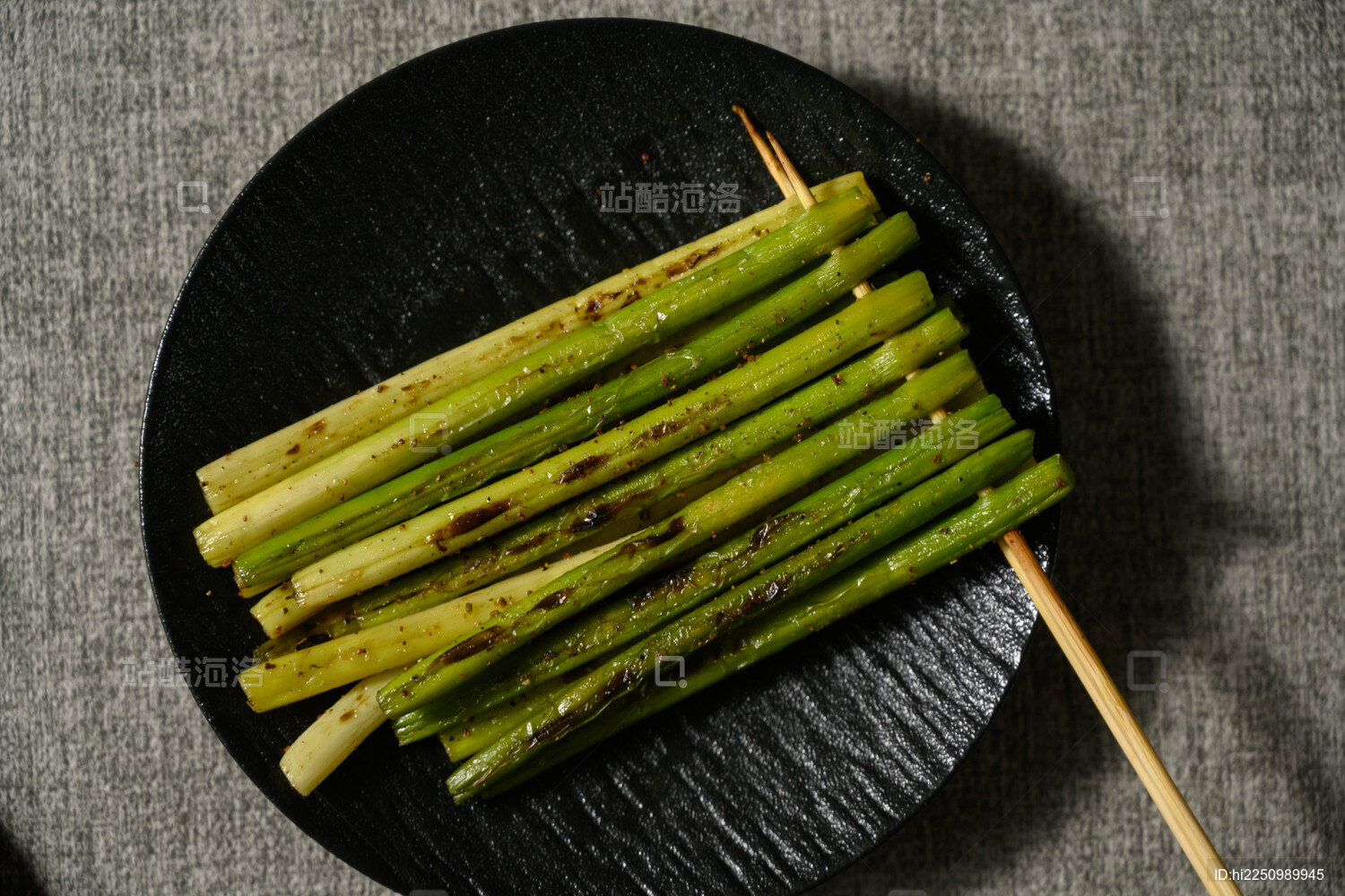 桌面上的盘子里的美味可口的烤蒜芯