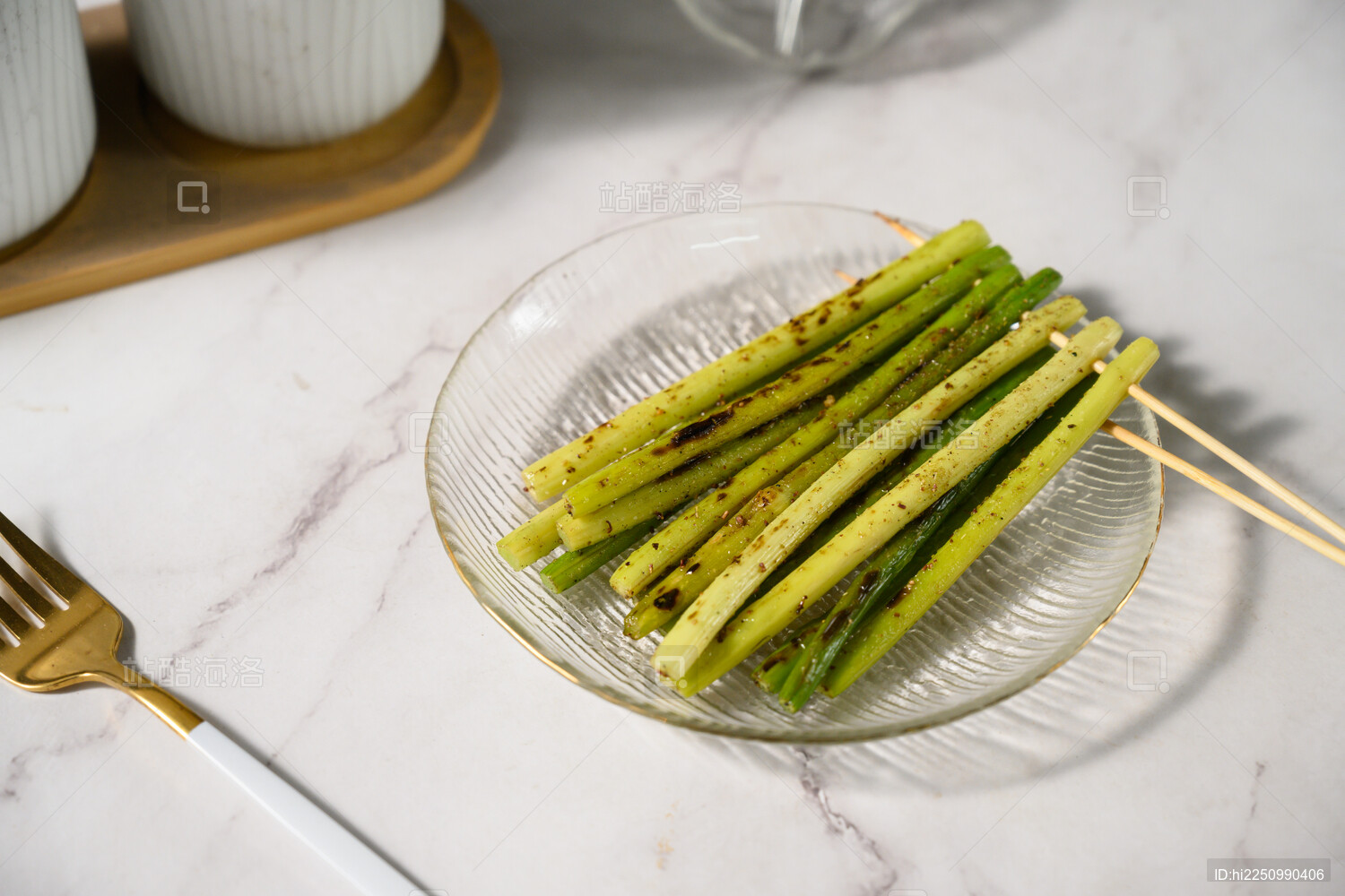 桌面上的盘子里的美味可口的烤蒜芯