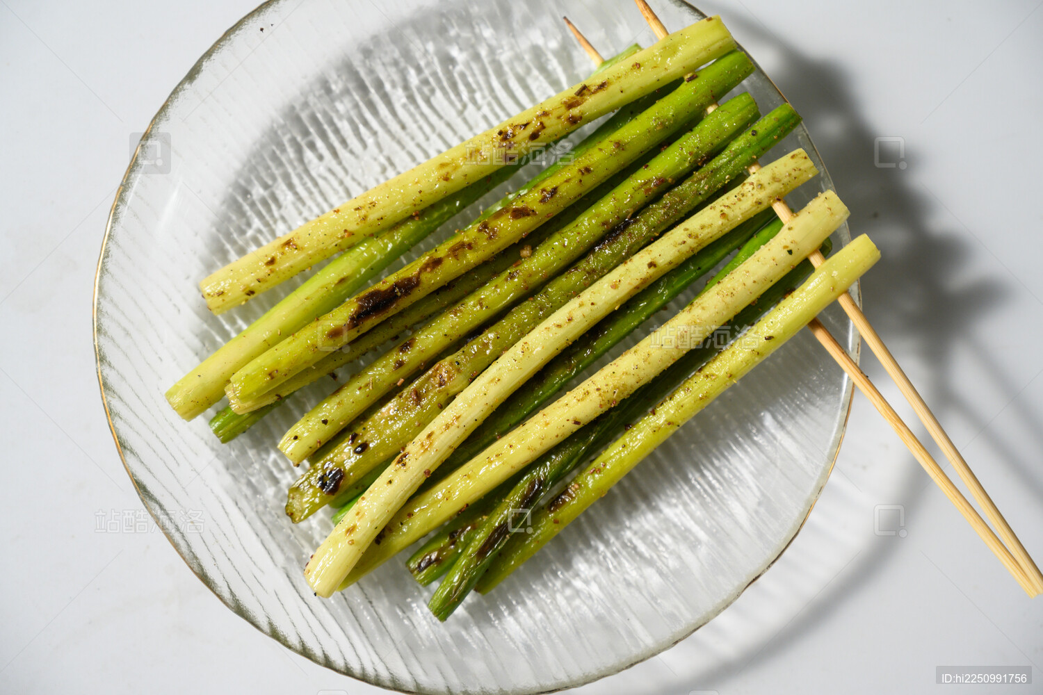 桌面上的盘子里的美味可口的烤蒜芯